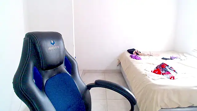 Snapshot of blumblum333 chatting on 11.05.25 blumblum333 online show from 11.05.25