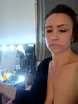 Snapshot of Karebearz1 chatting on 10.30.25 Karebearz1 online show from 10.30.25