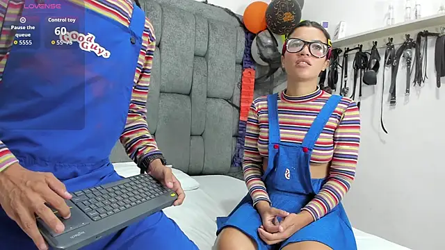 Snapshot of DamianandEva chatting on 10.31.25 DamianandEva online show from 10.31.25