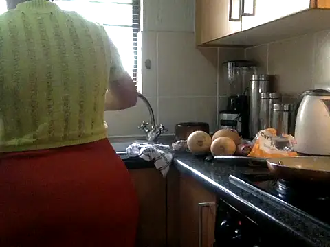 Snapshot of NewBeginnings8 chatting on 11.01.25 NewBeginnings8 online show from 11.01.25