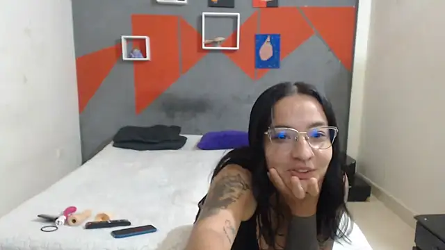 Snapshot of Girlbigtits chatting on 11.04.25 Girlbigtits online show from 11.04.25