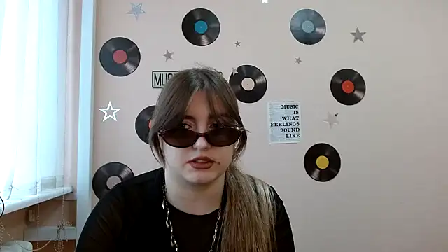 Snapshot of Dance__Queen chatting on 10.31.25 Dance  Queen online show from 10.31.25