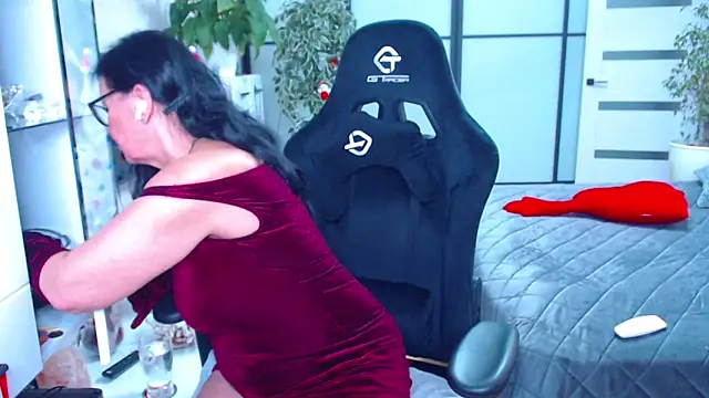 Snapshot of xMatureDesire chatting on 12.28.24 xMatureDesire online show from 12.28.24