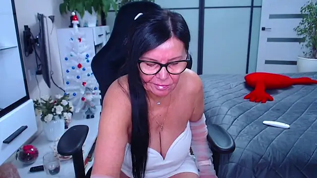 Snapshot of xMatureDesire chatting on 12.29.24 xMatureDesire online show from 12.29.24