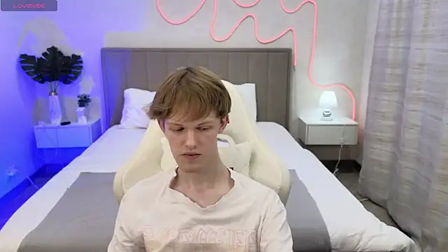 Snapshot of Fakeangel87 chatting on 11.02.25 Fakeangel87 online show from 11.02.25