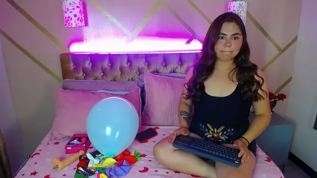 Snapshot of Phamela_Holter chatting on 11.10.25 Phamela Holter online show from 11.10.25