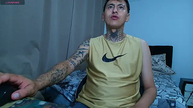 Snapshot of emi_liano10 chatting on 11.08.25 emi liano10 online show from 11.08.25