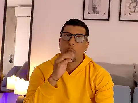 Snapshot of zac-bennett chatting on 11.09.25 zac-bennett online show from 11.09.25