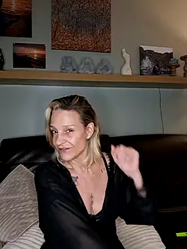 Snapshot of LittleSexyT chatting on 11.10.25 LittleSexyT online show from 11.10.25