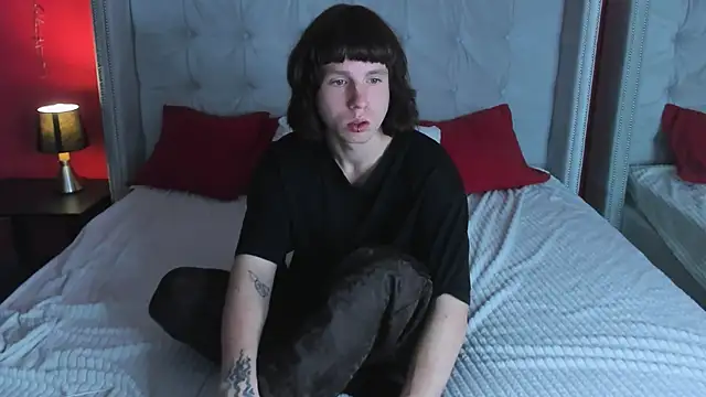 Snapshot of CutieKai_ chatting on 11.02.25 CutieKai  online show from 11.02.25