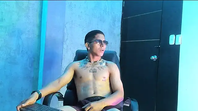 Snapshot of soy_Aron chatting on 11.07.25 soy Aron online show from 11.07.25