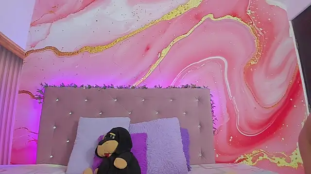 Snapshot of clhoe_Johnson_ chatting on 11.08.25 clhoe Johnson online show from 11.08.25