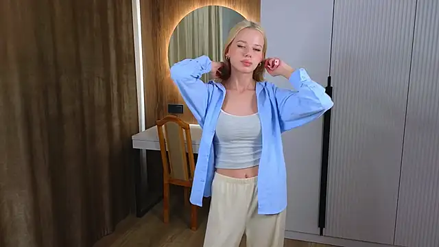 Snapshot of DorisCandelario chatting on 11.14.25 DorisCandelario online show from 11.14.25