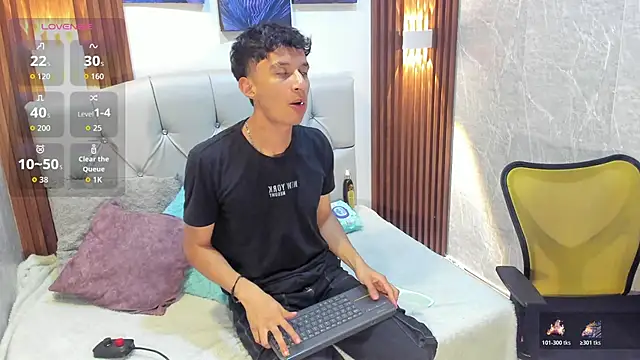 Snapshot of Elian_Julian chatting on 11.11.25 Elian Julian online show from 11.11.25