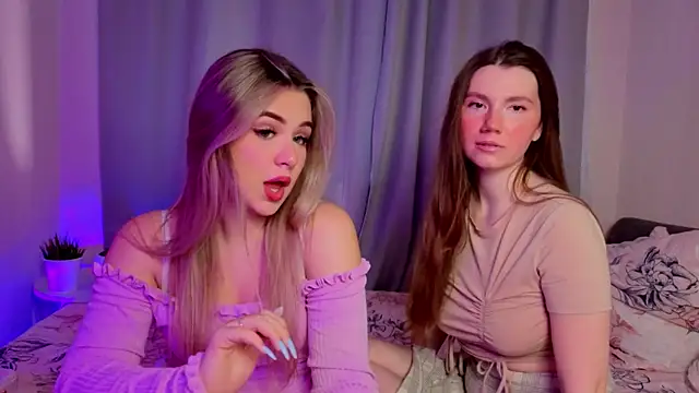 Snapshot of MelitaMoote chatting on 11.17.25 MelitaMoote online show from 11.17.25