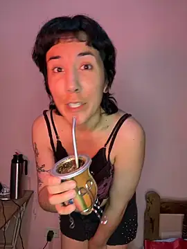 Snapshot of millielatina chatting on 11.10.25 millielatina online show from 11.10.25