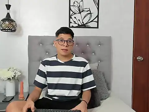 Snapshot of LucaDave_1 chatting on 11.11.25 LucaDave 1 online show from 11.11.25