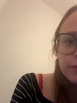 Snapshot of YoungNoraa chatting on 11.05.25 YoungNoraa online show from 11.05.25