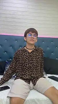 Snapshot of benjiDom chatting on 11.06.25 benjiDom online show from 11.06.25