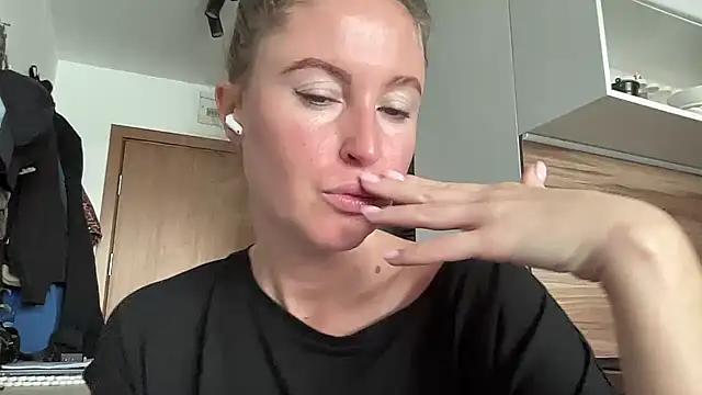 Snapshot of Ameli8 chatting on 11.09.25 Ameli8 online show from 11.09.25