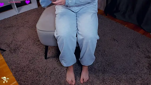 Snapshot of LaurelSatunas chatting on 11.13.25 LaurelSatunas online show from 11.13.25