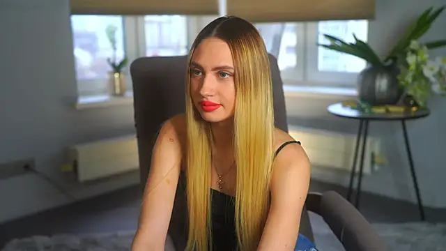 Snapshot of FreidaLerew chatting on 11.08.25 FreidaLerew online show from 11.08.25