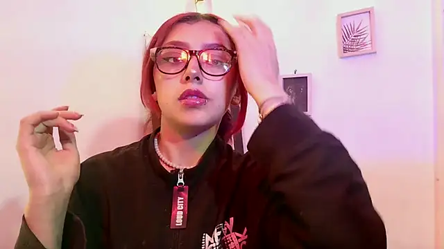 Snapshot of vaiolet_johansson chatting on 11.17.25 vaiolet johansson online show from 11.17.25