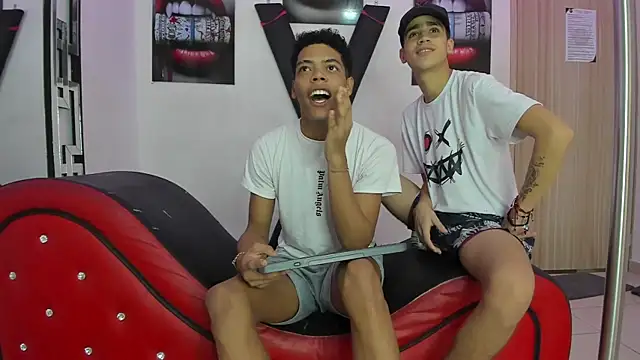 Snapshot of WHITHET_BOYS chatting on 11.13.25 WHITHET BOYS online show from 11.13.25