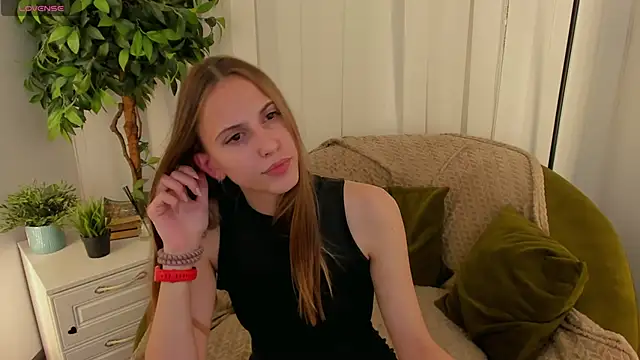 Snapshot of AriaBe11 chatting on 11.07.25 AriaBe11 online show from 11.07.25