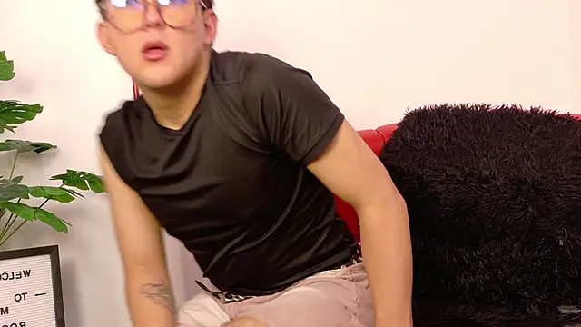 Snapshot of Valentin_X chatting on 11.13.25 Valentin X online show from 11.13.25