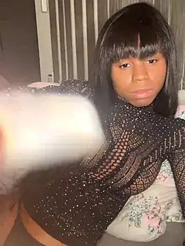 Snapshot of mayalouise chatting on 11.11.25 mayalouise online show from 11.11.25