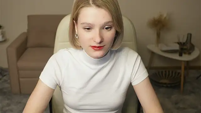 Snapshot of EvitaMull chatting on 11.10.25 EvitaMull online show from 11.10.25