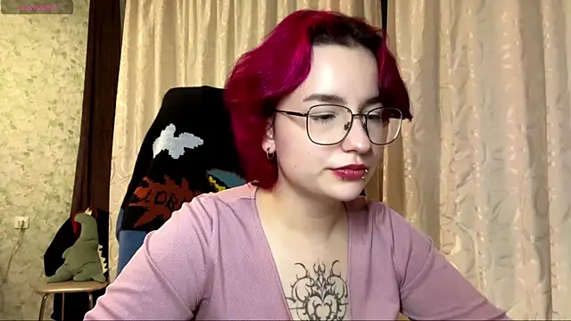 Snapshot of TheaMacrae chatting on 11.10.25 TheaMacrae online show from 11.10.25