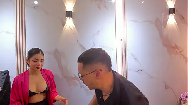 Snapshot of Aron_and_molly chatting on 11.12.25 Aron and molly online show from 11.12.25