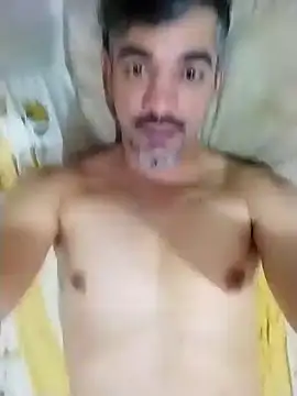 Snapshot of Rcm8332 chatting on 11.17.25 Rcm8332 online show from 11.17.25