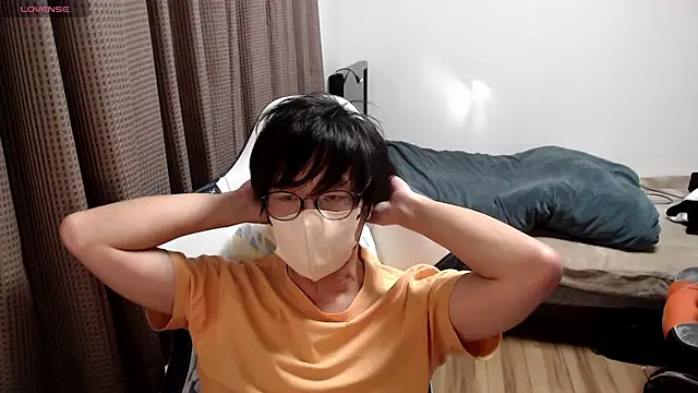 Snapshot of yuu-to-desu chatting on 11.16.25 yuu-to-desu online show from 11.16.25