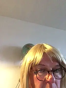 Snapshot of simone_xdressing chatting on 12.15.24 simone xdressing online show from 12.15.24