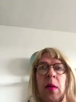 Snapshot of simone_xdressing chatting on 01.12.25 simone xdressing online show from 01.12.25