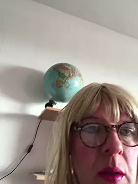 Snapshot of simone_xdressing chatting on 02.23.25 simone xdressing online show from 02.23.25