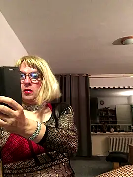 Snapshot of simone_xdressing chatting on 09.21.25 simone xdressing online show from 09.21.25