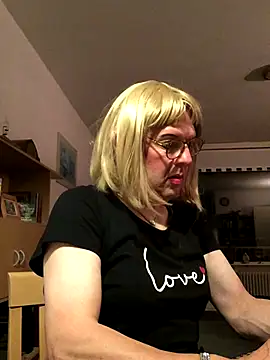 Snapshot of simone_xdressing chatting on 10.01.25 simone xdressing online show from 10.01.25