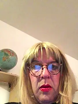 Snapshot of simone_xdressing chatting on 10.04.25 simone xdressing online show from 10.04.25