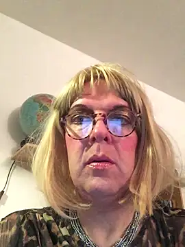 Snapshot of simone_xdressing chatting on 10.29.25 simone xdressing online show from 10.29.25