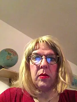 Snapshot of simone_xdressing chatting on 11.02.25 simone xdressing online show from 11.02.25