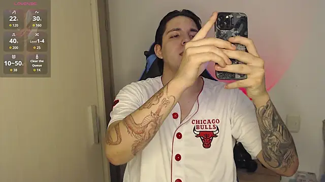 Snapshot of ValenClerk chatting on 11.19.25 ValenClerk online show from 11.19.25