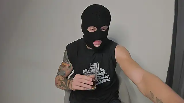 Snapshot of Huntall77 chatting on 11.11.25 Huntall77 online show from 11.11.25