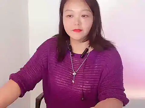 Snapshot of Lydia-Wei chatting on 11.15.25 Lydia-Wei online show from 11.15.25