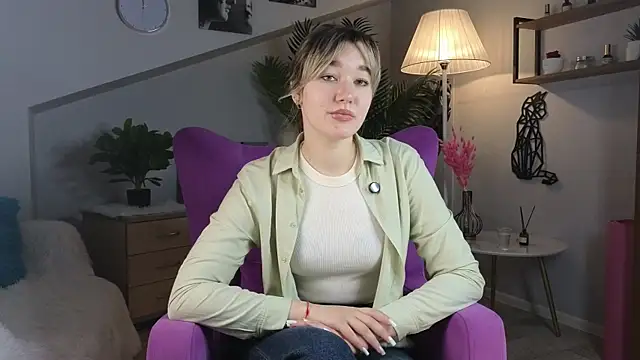 Snapshot of SharonEllis chatting on 11.11.25 SharonEllis online show from 11.11.25