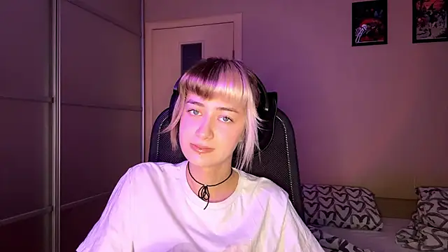 Snapshot of EmilySkyline chatting on 11.12.25 EmilySkyline online show from 11.12.25