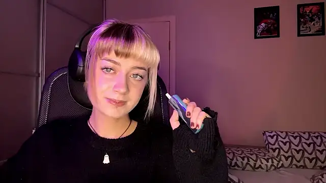 Snapshot of EmilySkyline chatting on 11.13.25 EmilySkyline online show from 11.13.25